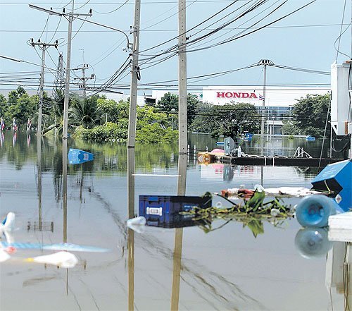 Хонда сокращает производство из-за тайского наводнения